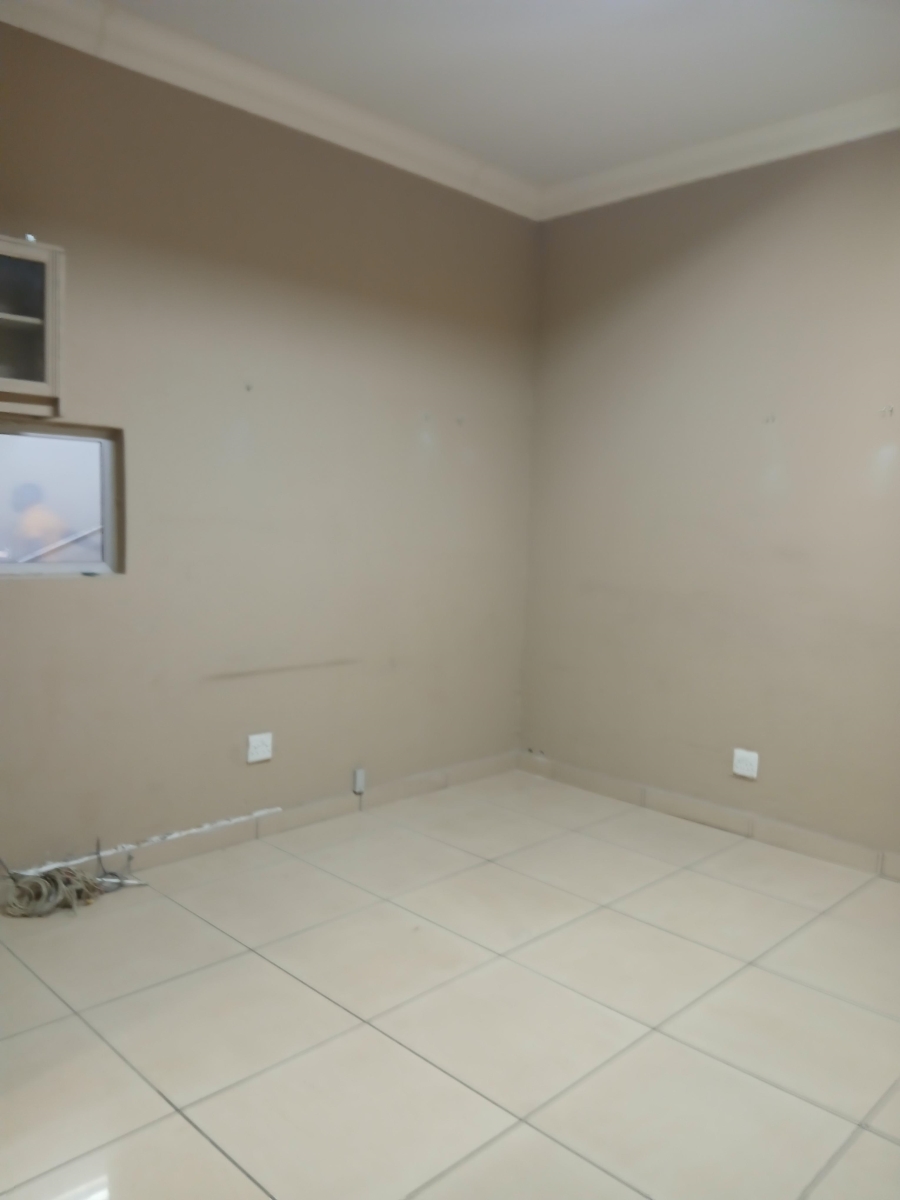 To Let commercial Property for Rent in Zinniaville North West